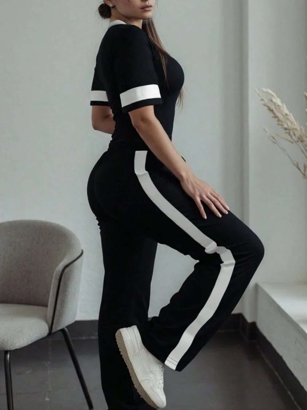 Black Casual Women's Contrast Color Round Neck Short Sleeve Top & Pants set
